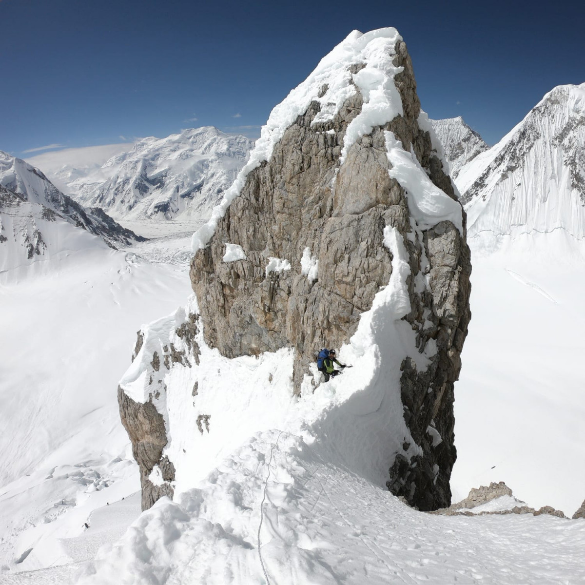 Membru al echipei argentiniene în apropierea taberei 2 de la 6400m, foto Alex Găvan