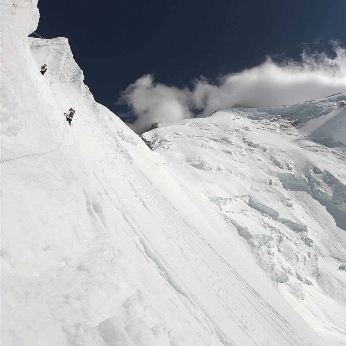 Don și Lotta în ascensiune spre tabăra 2, 6400m, foto Alex Găvan